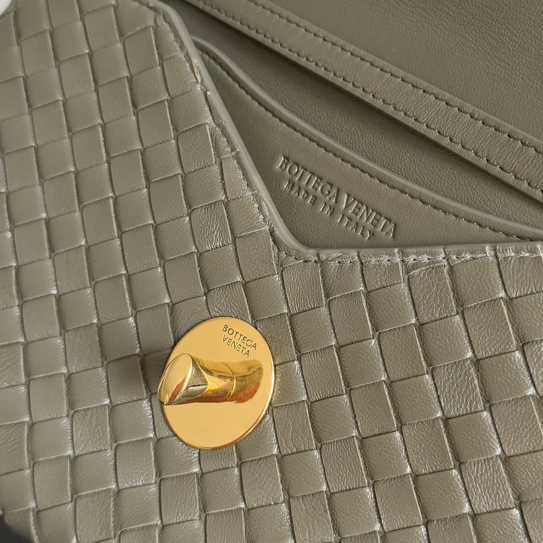 Batch 1660 BOTTEGA VENETA 2025 new product KNOT LOCK crossbody bag subverts the rigid lines of traditional tote bags, using drapey leather to create a three-dimensional silhouette that breathes. It has compartments and multiple card slots inside, making it a versatile commuter bag that can be used in various occasions. The details are full of exquisiteness, the casual retro color tone, and the upper body are full of elegance. Whether you are commuting or going out on the street, you can easily hold it. The two carrying methods of hand-carrying and long shoulder strap are very practical! At the same time, the shoulder strap is detachable, suitable for various dressing styles~ Whether it is a dinner party or daily commuting, it can be easily controlled and becomes your versatile tool❤️ Style number: 817191 Size: 25*16*5.5cm